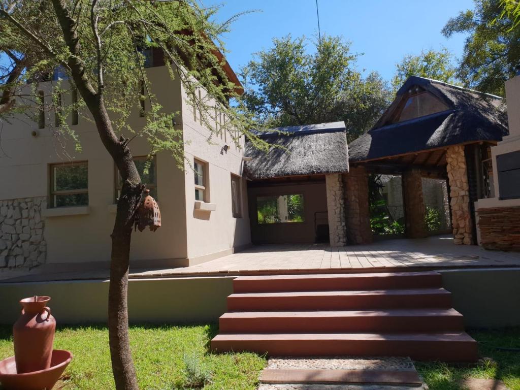 een gebouw met een trap naar de voordeur bij Harties Safari View in Hartbeespoort