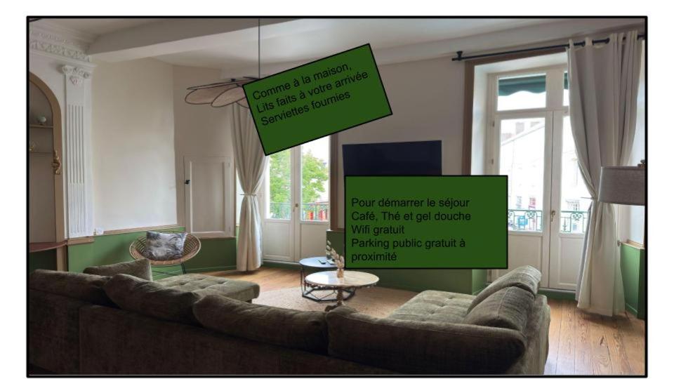 ein Wohnzimmer mit Couch und großem Fenster in der Unterkunft OHANA Appartement de charme in Château-Gontier