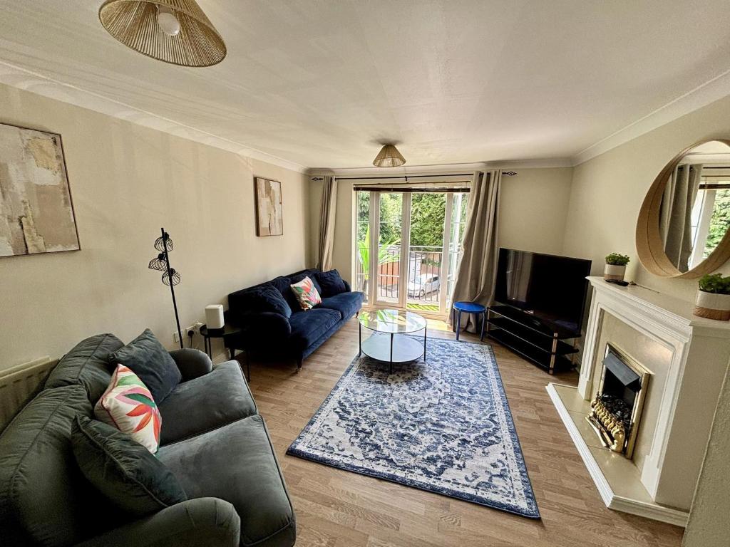 Et opholdsområde på Woking 2-Bed Flat with Balcony, En-Suite and Parking