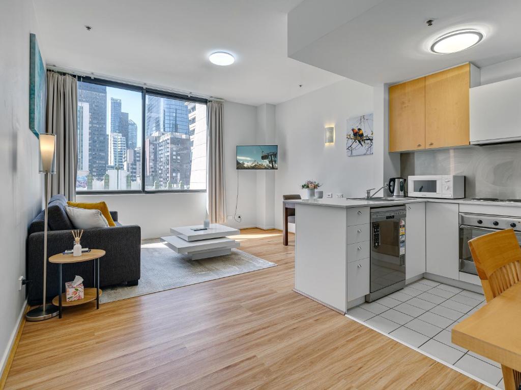 een appartement met keuken en woonkamer met uitzicht op de stad bij Serenity One Boutique in Melbourne