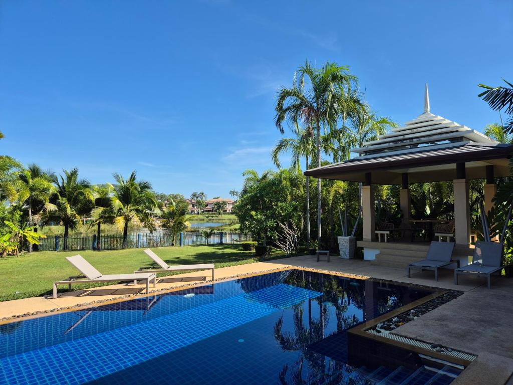 Hồ bơi trong/gần WEG Laguna Residence