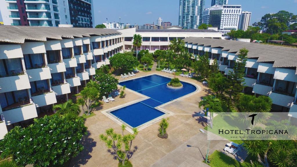 una vista aérea del hotel tropicana en Hotel Tropicana Pattaya, en Pattaya central