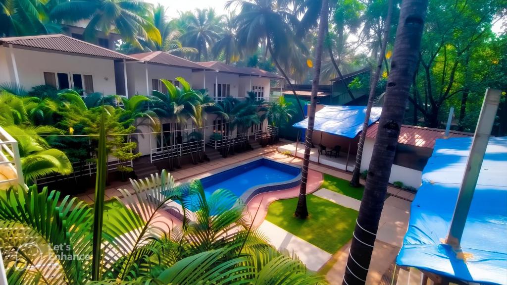 Luftaufnahme eines Hauses mit Swimmingpool in der Unterkunft La Volga Beach Resort in Chopdem