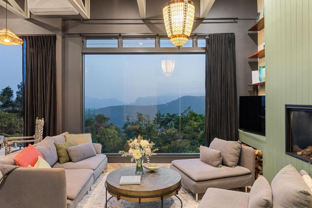 een grote woonkamer met een groot raam bij Escape to Serenity in Beechmont Luxurious Cabin Retreat in Beechmont