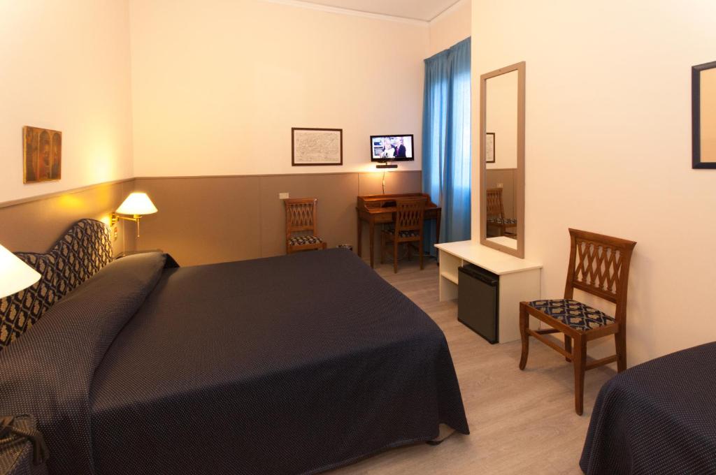 Postel nebo postele na pokoji v ubytování Hotel San Luca