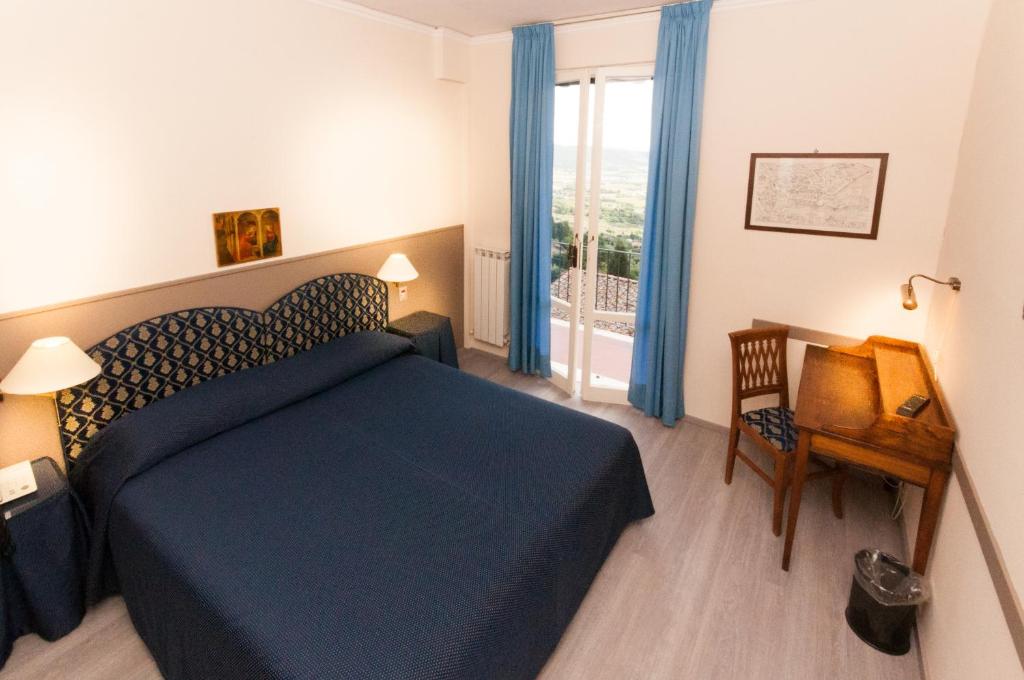 Postel nebo postele na pokoji v ubytování Hotel San Luca
