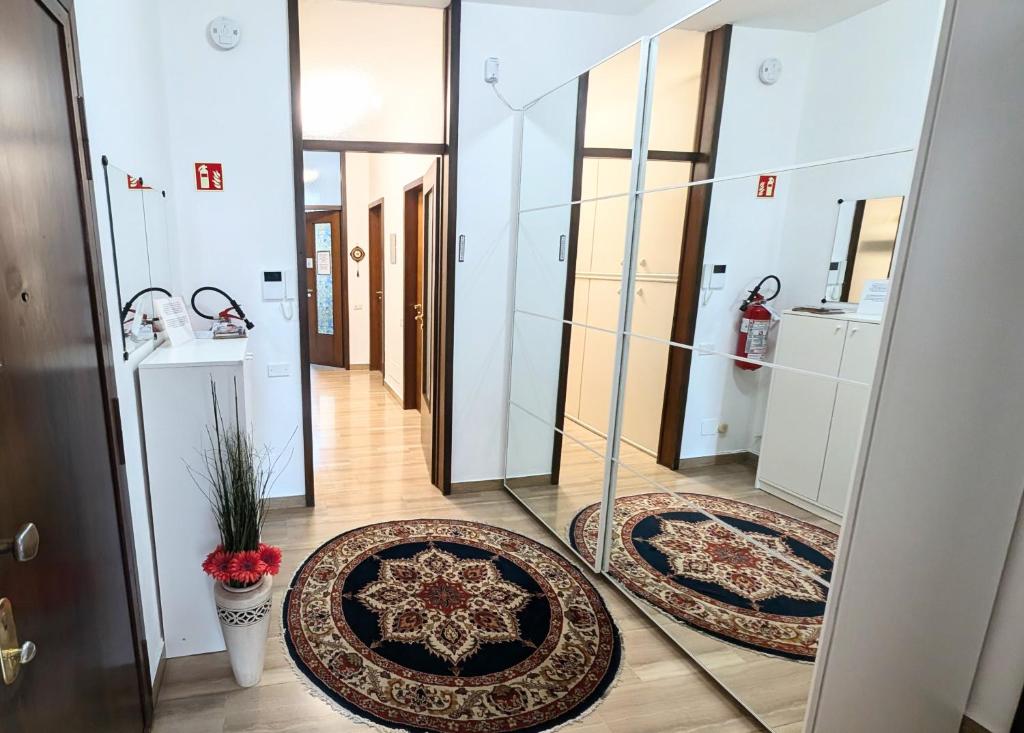 een hal met twee vloerkleden en een spiegel bij Duomo 15 minuti in Milaan