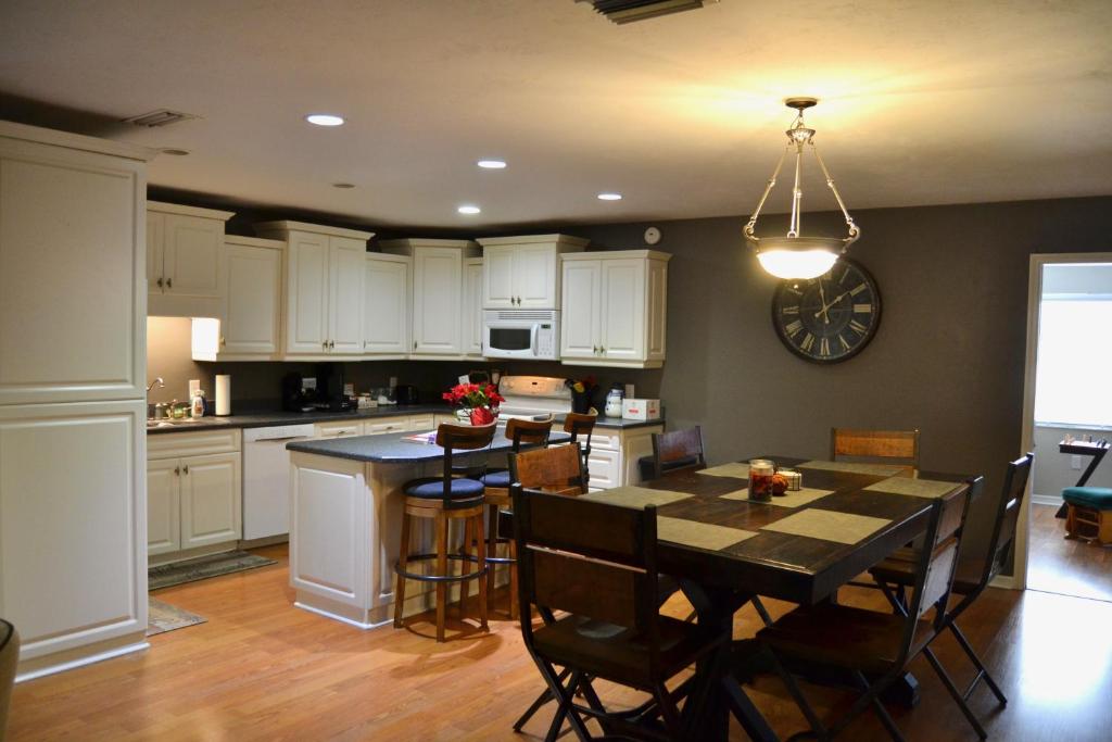 una cucina con mobili bianchi e un tavolo con sedie di High Springs FL Hideaway a High Springs
