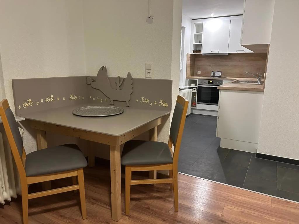 eine Küche mit Tisch und Stühlen in einem Zimmer in der Unterkunft Ferienwohnung Donauherz in Stetten