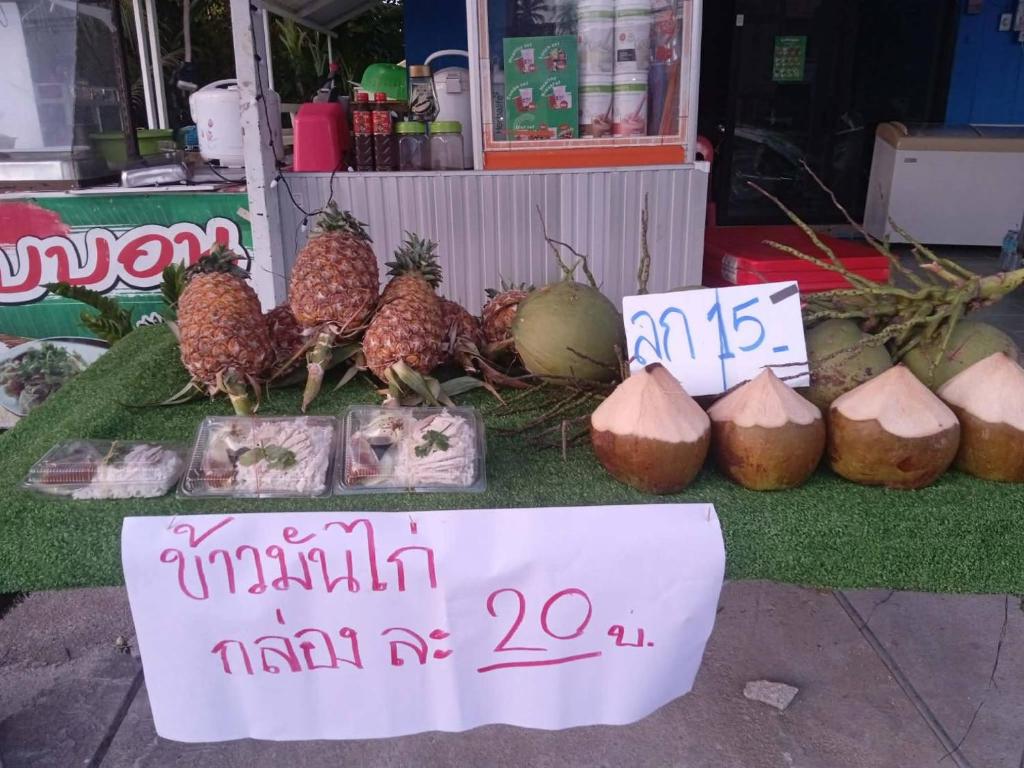 eine Gruppe Ananas, die auf einem Markt zum Verkauf angeboten werden in der Unterkunft Sairung Farmstay and Cawboy Krabi in Ban Nua Khlong