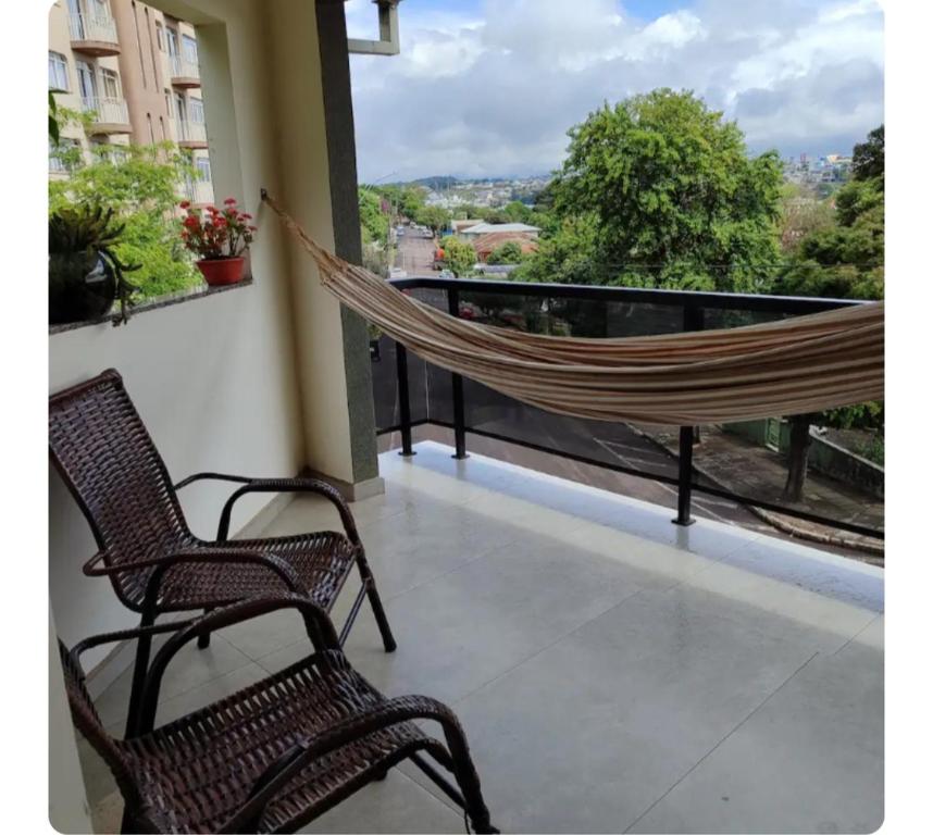 2 sedie e un'amaca sul balcone di Lar doce lar a Pato Branco
