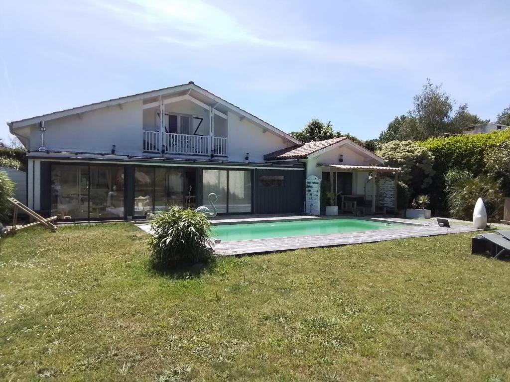 a house with a swimming pool in the yard at Villa Saint Barth in Gujan-Mestras