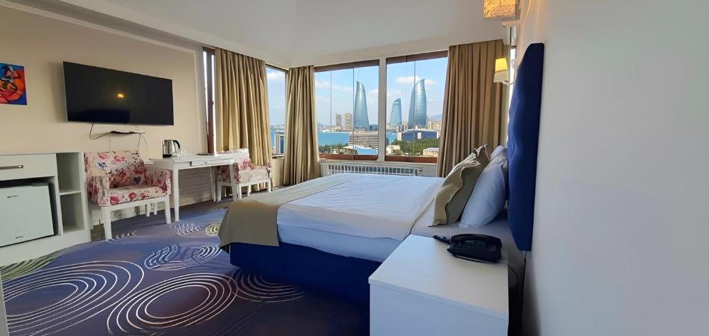 Un pat sau paturi într-o cameră la Senator Boutique Hotel