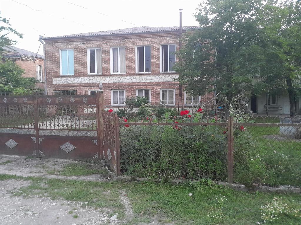 een hek voor een huis met rode rozen bij MBLi in Martvili