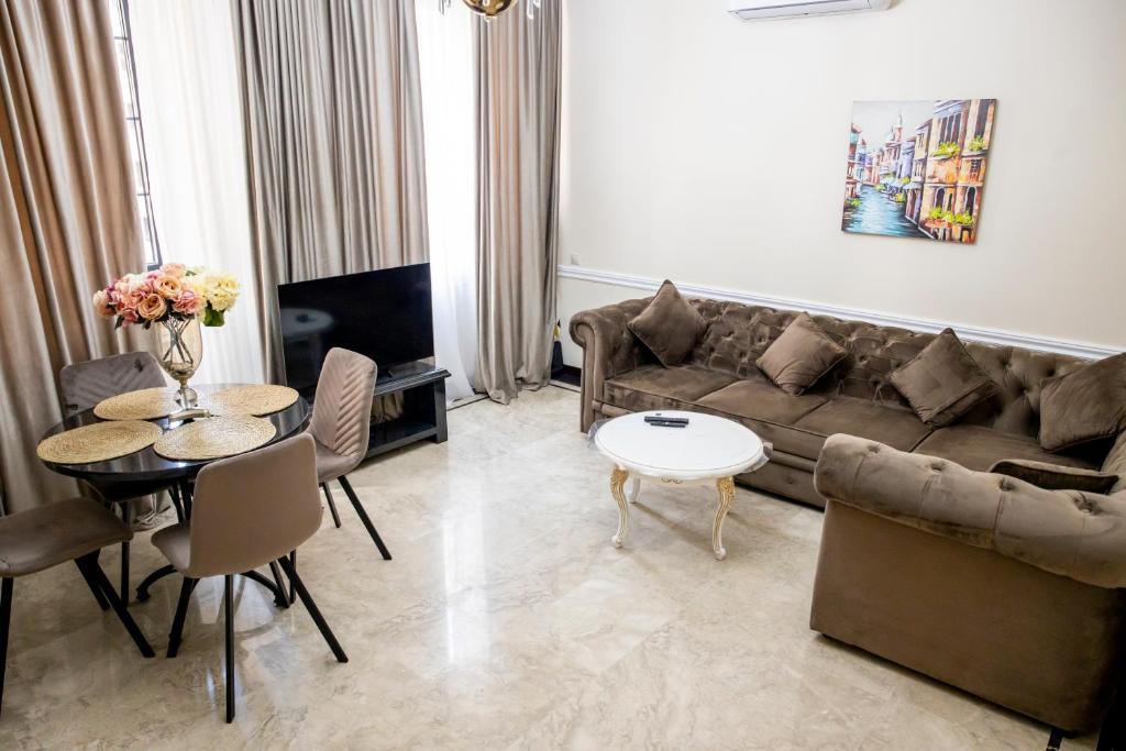 Posezení v ubytování NJoy Apartments - Republiq Square, One BR, Self Check In