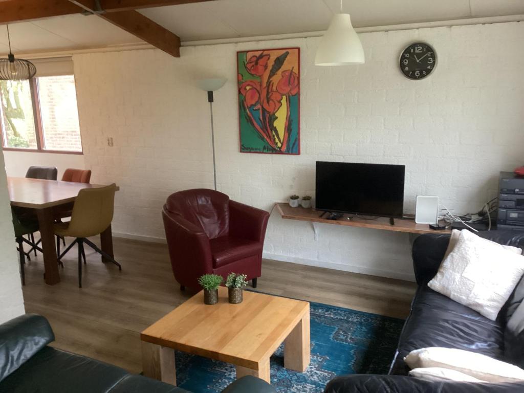 Et tv og/eller underholdning på Bungalow including 4 bikes