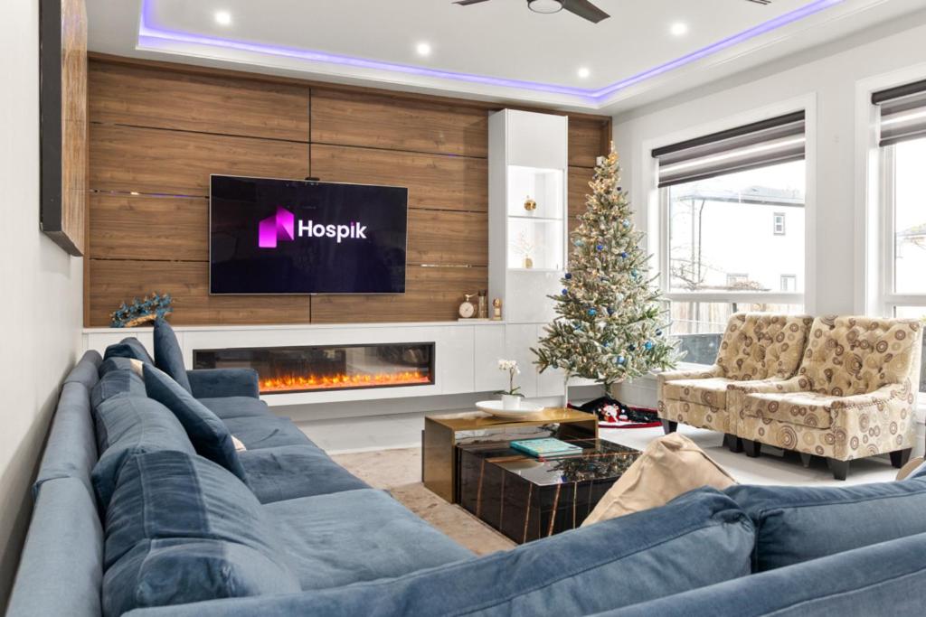 Et tv og/eller underholdning på Spacious Luxury Home 6BR HVAC Free Parking Pet Friendly