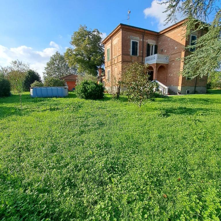 ein leerer Hof vor einem Backsteinhaus in der Unterkunft B & B Villa Eden 