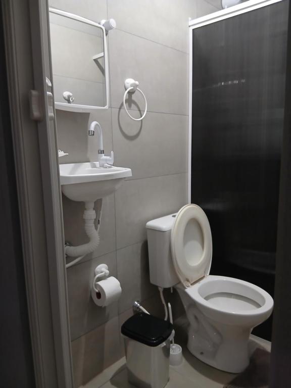 un piccolo bagno con un water e un lavandino di Kitnet e casa mobiliada a Penha