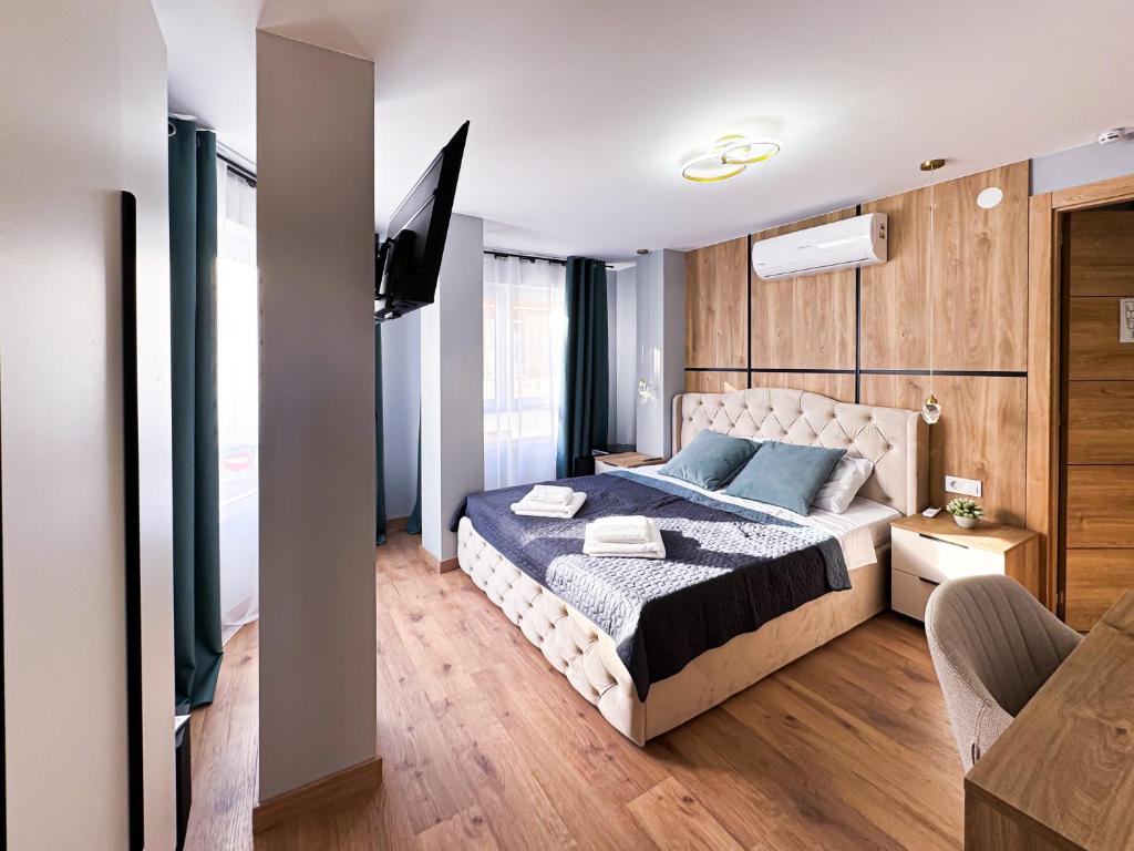 een slaapkamer met een bed en een televisie. bij Vita Verde in Torrevieja