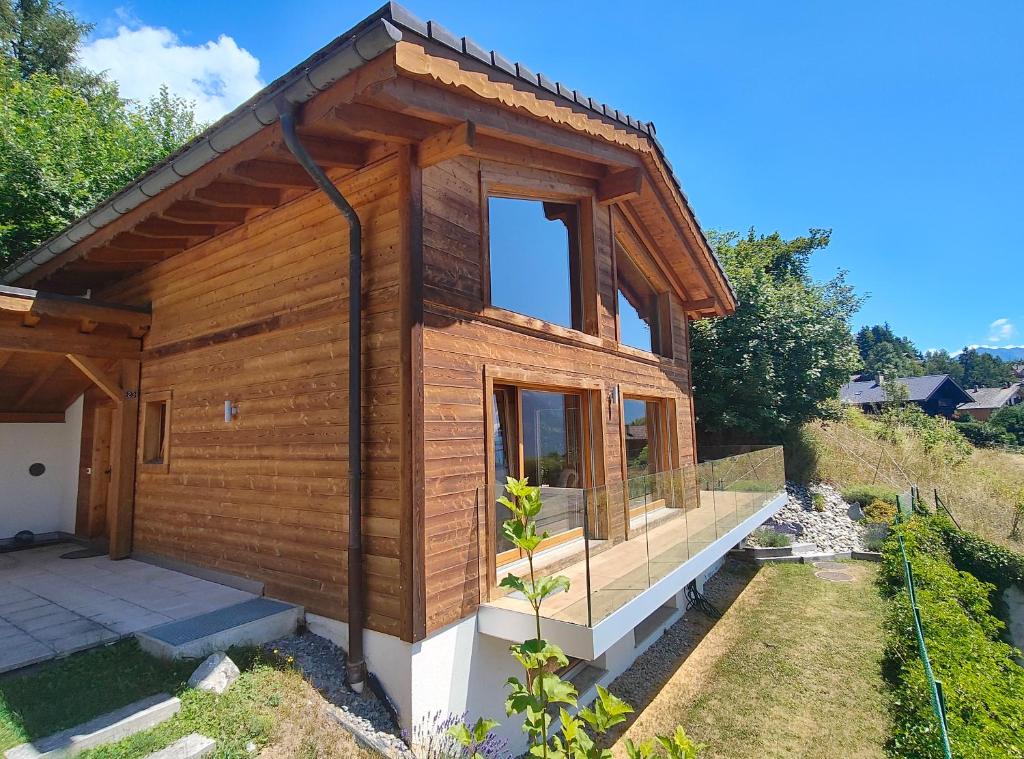 een huis gebouwd met hout bij Chalet l'O - Charm and Modernity in Leytron