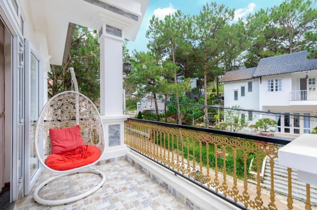En balkon eller terrasse på Tiên Hoa Sơn Villa