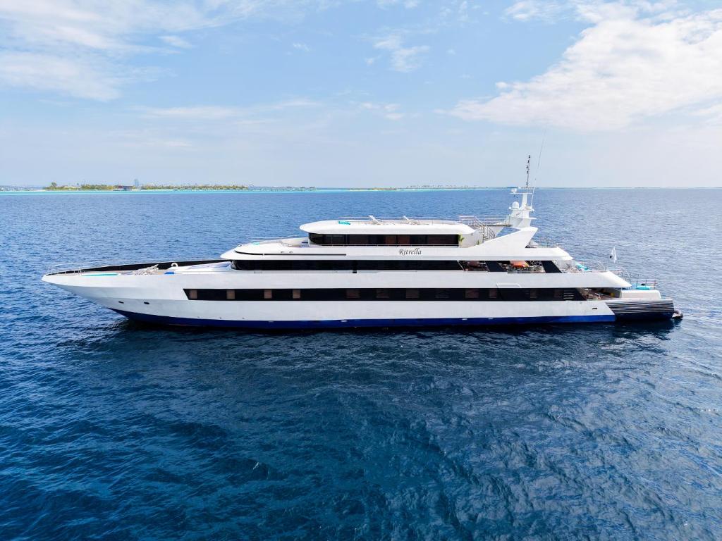 eine Yacht mitten im Wasser in der Unterkunft Ritrella Floating Hotel in Male City