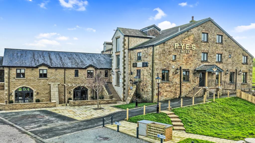 een uitzicht op een groot bakstenen gebouw bij Pyes Mill Hotel Conder Green in Conder Green