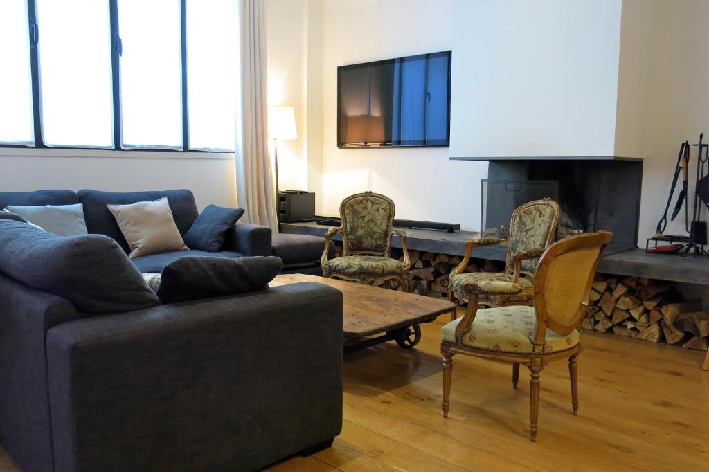 un salon avec un canapé et une table dans l'établissement Loft Vinaigriers République, à Paris