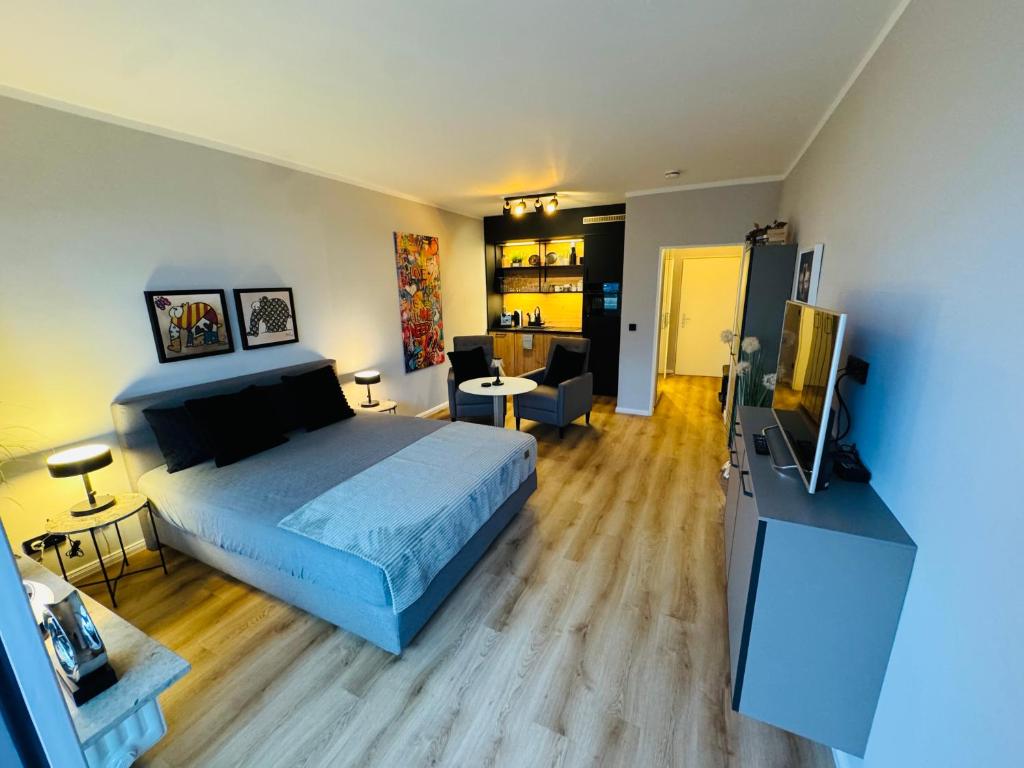 een slaapkamer met een bed en een woonkamer bij Bellevue Nr 13 in Scharbeutz