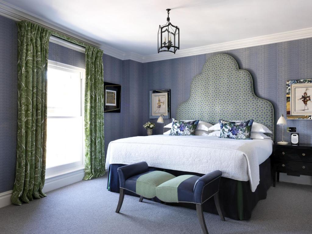 um quarto com uma cama grande e uma janela em Charlotte Street Hotel, Firmdale Hotels em Londres