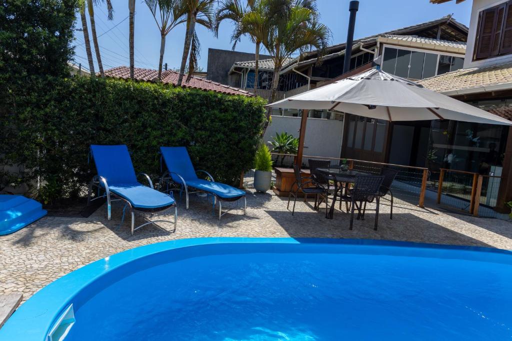 Swimmingpoolen hos eller tæt på Casa nos Ingleses com piscina e jacuzzi