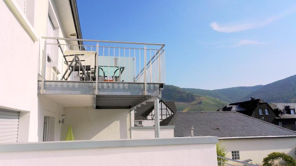 een balkon aan de zijkant van een wit gebouw bij Bernkasteler Moselapartments in Bernkastel-Kues