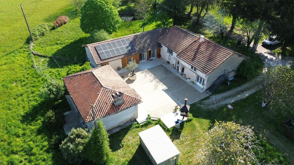 eine Luftansicht eines Hauses mit Solardach in der Unterkunft Les jardins de Shambhala in Montrem