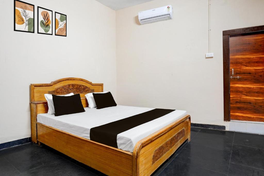 um quarto com uma cama em um quarto com uma porta em Hotel O by OYO RASRANG em Raipur