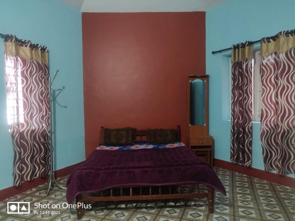 1 Schlafzimmer mit einem lila Bett und 2 Fenstern in der Unterkunft rigel home stays in Jāmb