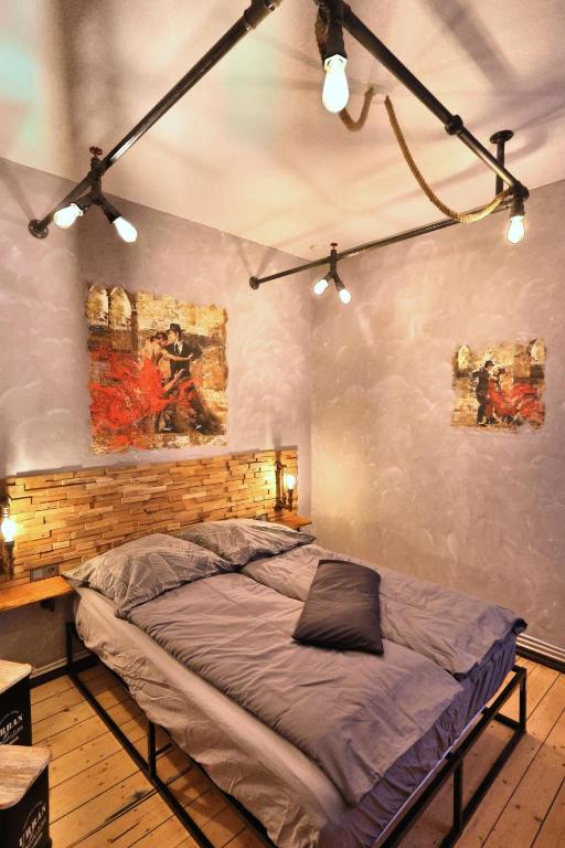 a bedroom with a bed and a painting on the wall at Altstadtblick Altenburg in Altenburg