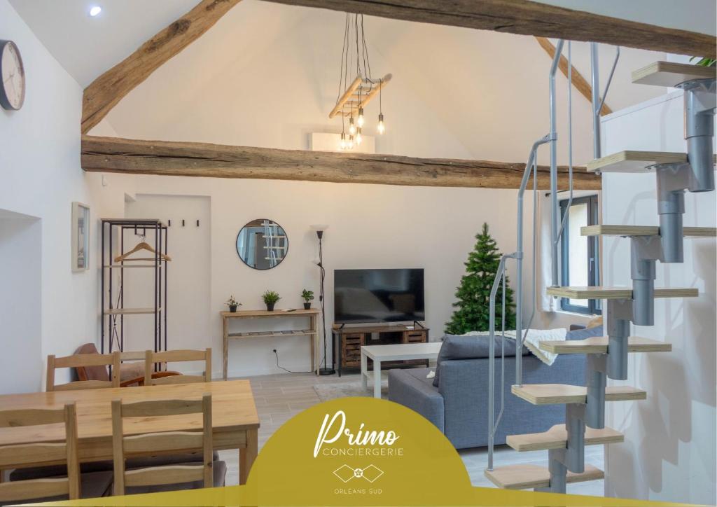 een woonkamer met een wenteltrap in een huis bij La Maison Authentique - Maison de charme à seulement 5 mn de Saint Denis de l'Hôtel, 10 mn de Châteauneuf sur Loire et 20 mn d'Orléans in Jargeau