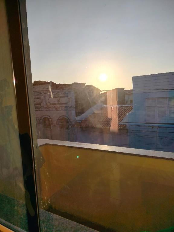een uitzicht op de zonsondergang vanuit een treinraam bij Casa das hortas in São Luís