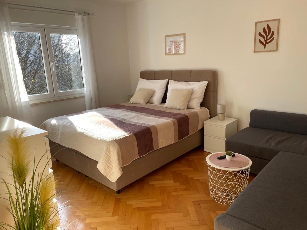 una camera da letto con un letto grande e un divano di Apartment Beauty a Pola (Pula)