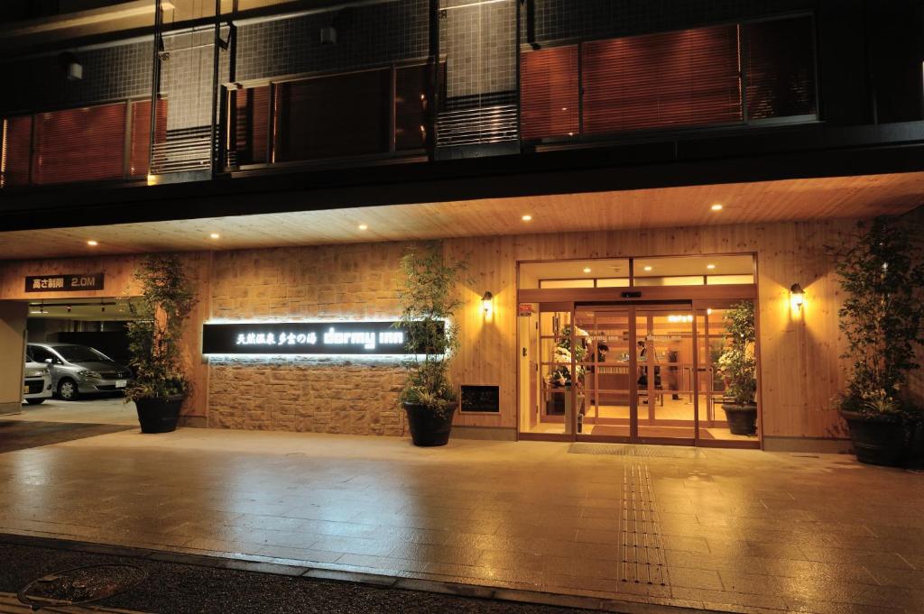 新瀉的住宿－天然溫泉多寶之湯－多美迎新潟飯店，一间晚上有商店入口的建筑物