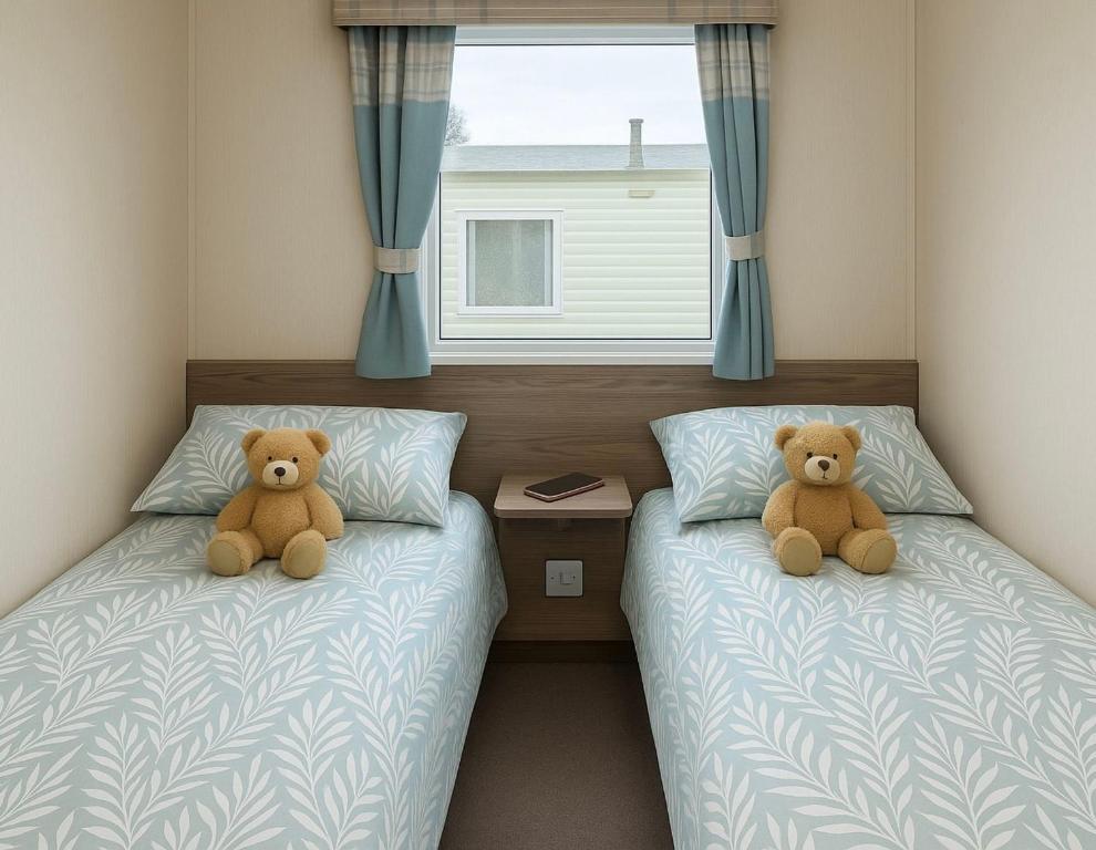 Postel nebo postele na pokoji v ubytování Cozy Caravan at Tower Lawn, Haggerston Castle Perfect Family Getaway