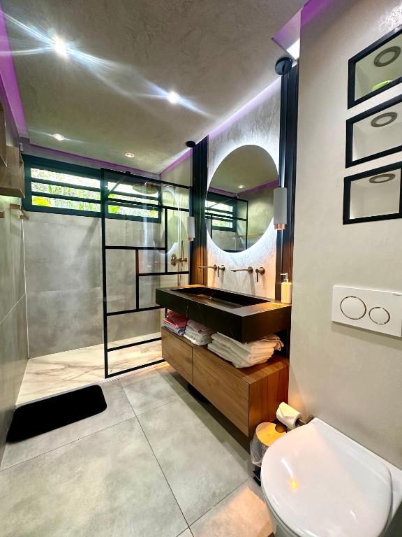 Et badeværelse på Appartement de standing avec piscine et accès plage - Le Gosier