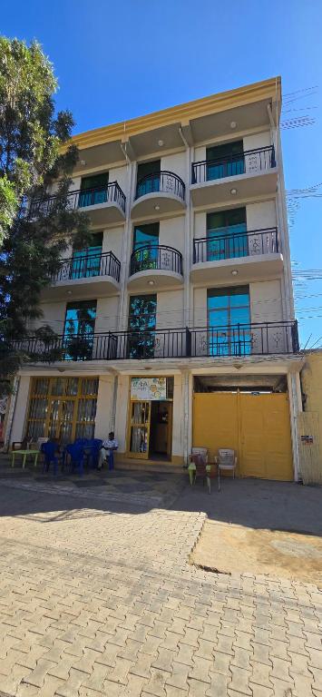 ein großes weißes Gebäude mit Fenstern und Balkonen in der Unterkunft Temesegen Hotel in Aksum