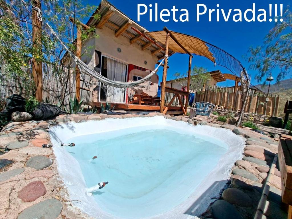 ein Whirlpool im Hinterhof eines Hauses in der Unterkunft ECOCABAÑAS CERRO ARKO in Mendoza