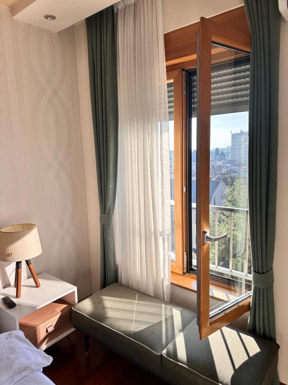 ein Zimmer mit einem Fenster mit einer Bank davor in der Unterkunft Gorica Hill Luxury Residence in Podgorica