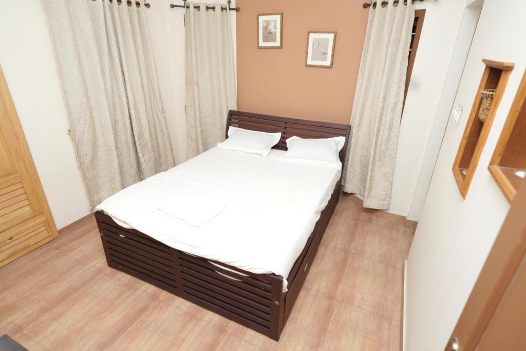 En eller flere senge i et værelse på SPiCENEDHOMESTAY