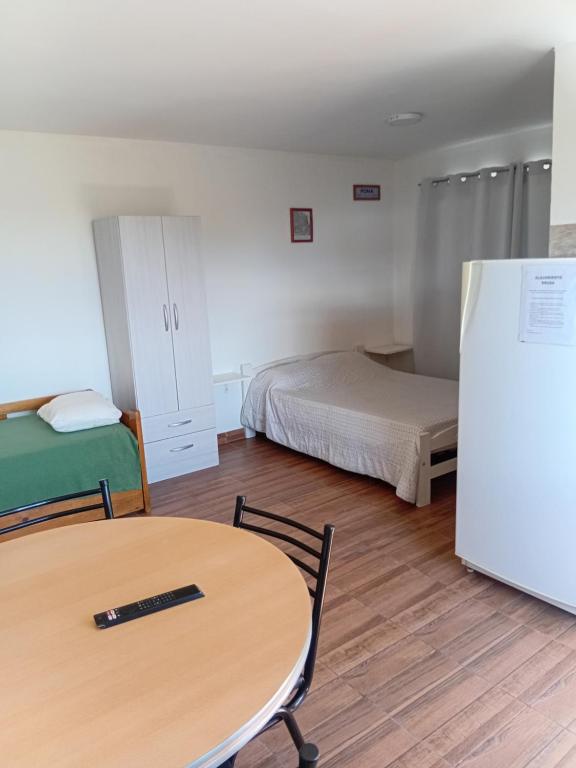 Camera con tavolo, letto e frigorifero. di Brusa 1 a Las Grutas