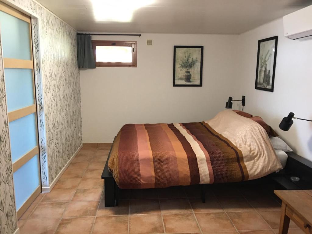 een slaapkamer met een bed in een kamer bij Gîte Sous Nous in Youx