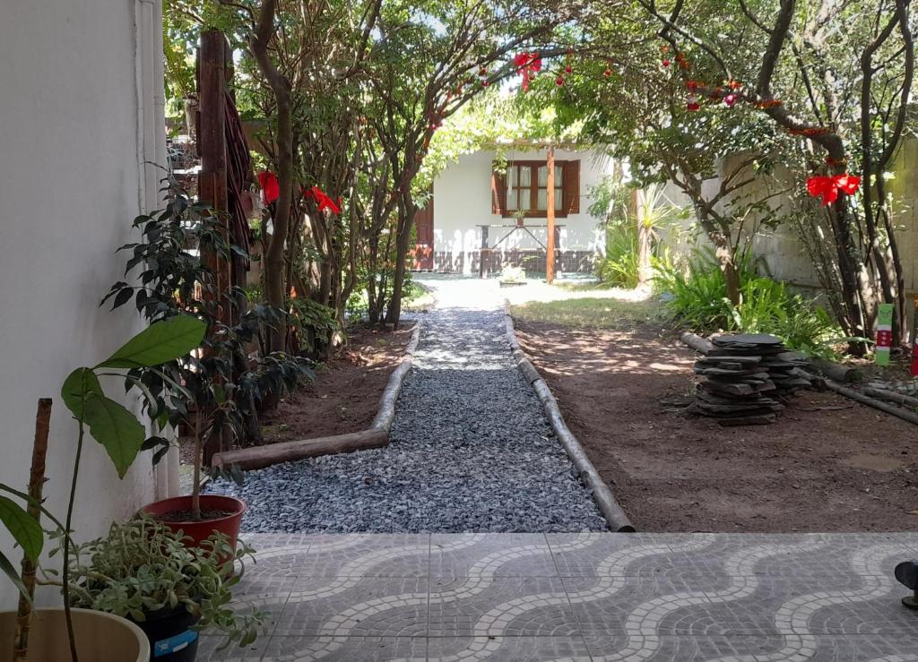 DelMar في سان كليمنتي ديل تويو: حديقة بها أشجار وممر بجوار منزل